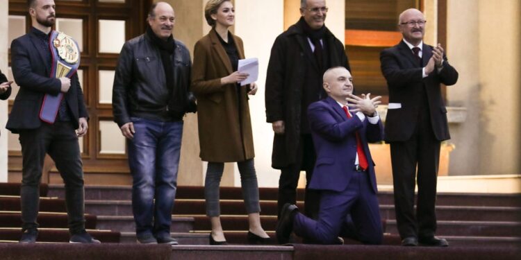 Të gjithë hallexhinjtë në një dosje, pa llogaritur Metën