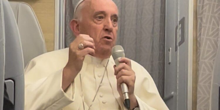 Papa Françesku mohon zërat se do të japë dorëheqjen