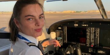 Humb jetën pilotja 21-vjeçare, e pickoi mushkonja në ballë