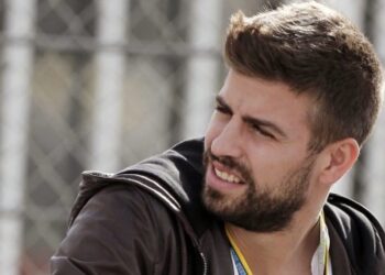 Pique u kap në makinën e tij… duke dëgjuar Shakirën (VIDEO)