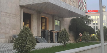 Protesta e PD-së “paralizon” disa rrugë në Tiranë, “blindohet” Kryeministria