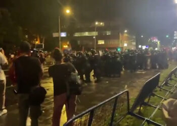 Protestuesit në Shkup thyejnë xhamat e Ministrisë së Jashtme dhe sulmojnë policinë