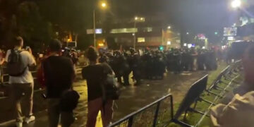 Protestuesit në Shkup thyejnë xhamat e Ministrisë së Jashtme dhe sulmojnë policinë