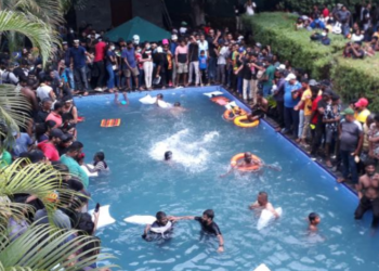 Protestuesit “pushtojnë” pallatin Presidencial, dorëzohet qeveria e Sri Lankës! Çfarë pritet të ndodhë