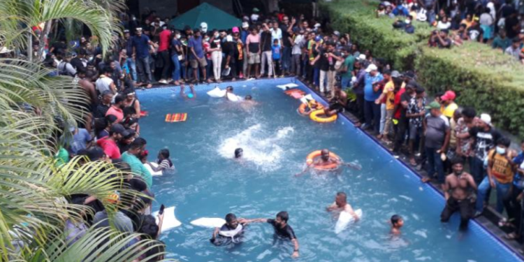 Protestuesit “pushtojnë” pallatin Presidencial, dorëzohet qeveria e Sri Lankës! Çfarë pritet të ndodhë