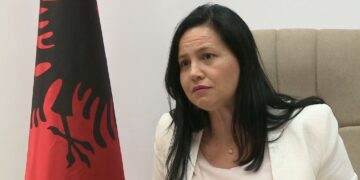 “1 mijë euro dhe një arkë me peshk për punësim në ministri”, gjykata liron Rovena Vodën