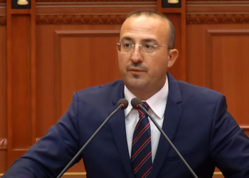 Saimir Koreshi ironi me qeverinë: Futët një drejtësi me gogla, asnjë s’po thërret bingo