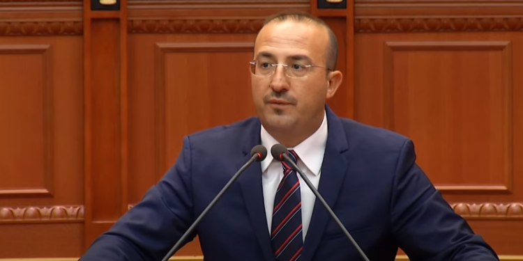 Saimir Koreshi ironi me qeverinë: Futët një drejtësi me gogla, asnjë s’po thërret bingo