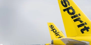 “Ju lutemi qëndroni ulur”, momenti i frikshëm ku aeroplani shpërthen në flakë (VIDEO)