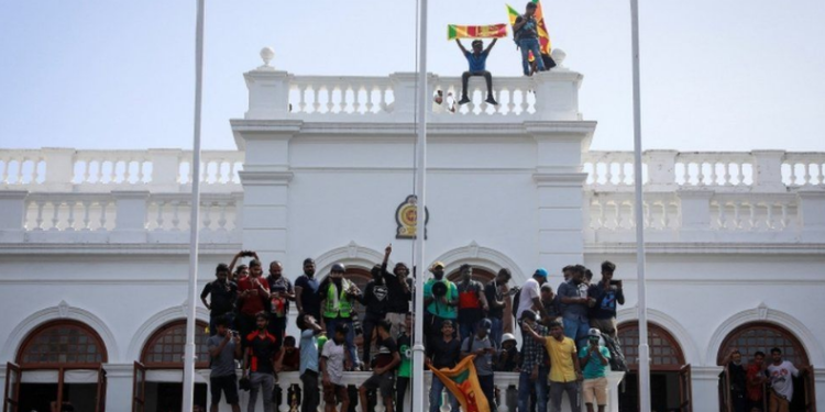 “Ne s’mund ta grisim Kushtetutën tonë”, kryeministri i Sri Lankës apel ushtrisë për të rivendosur rendin