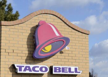 Moment tronditës/Menaxherja e biznesit u hedh në fytyrë ujë të nxehtë dy klienteve (VIDEO)