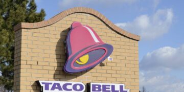 Moment tronditës/Menaxherja e biznesit u hedh në fytyrë ujë të nxehtë dy klienteve (VIDEO)