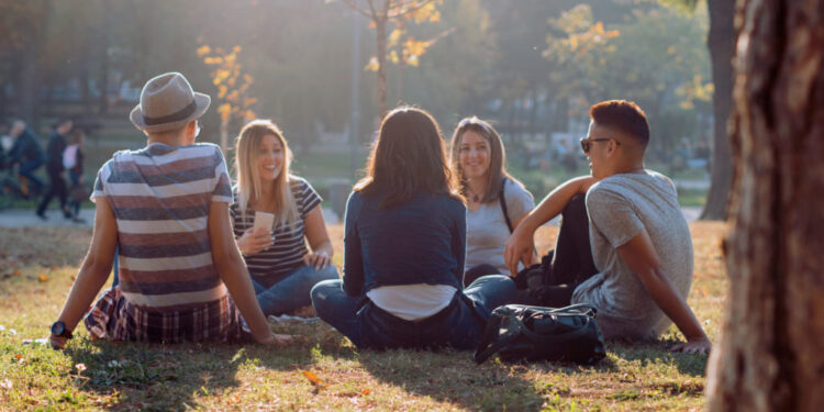INSTAT: Vetëm 4% e të rinjve 15-29 vjeç janë edhe në punë edhe në shkollë