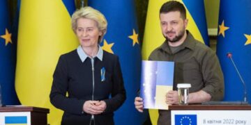 Historike! Ukraina nënshkruan deklaratën për t’u anëtarësuar në BE
