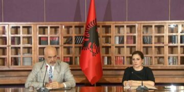 “Përfitoi para publike nga bashkëshorti”/Xhaçka: Spekulim nga deputetë të opozitës