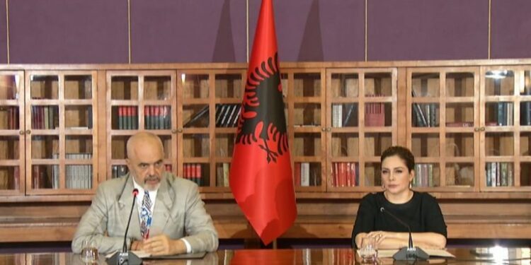 “Përfitoi para publike nga bashkëshorti”/Xhaçka: Spekulim nga deputetë të opozitës