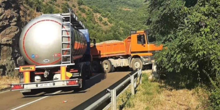 Situatë e tensionuar me Serbinë, pikat kufitare Jarinje dhe Bërnjak të bllokuara