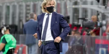 Legjenda e klubit të Juventusit filmohet në një festë intime me 3 femra