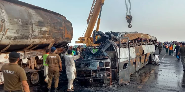 Aksident tragjik në Pakistan/Autobusi përplaset me cisternën e naftës, 20 viktima