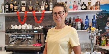 Gjetën lokalin pa staf, pinë birrrat dhe i lanë lekët në banak