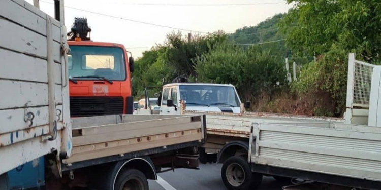 BBC: Shtyrja e vendimit për targat solli tensione