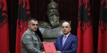 Shefi i Shtabit të Përgjithshëm të FA-ve betohet tek Presidenti