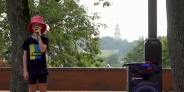 Prekëse/ Djali i vogël këndon në rrugë, për të mbledhur para për ushtrinë ukrainase (VIDEO)