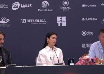 Konferenca para “Sunny Hill”, Dua Lipa: Krenare që jam në shtëpinë time