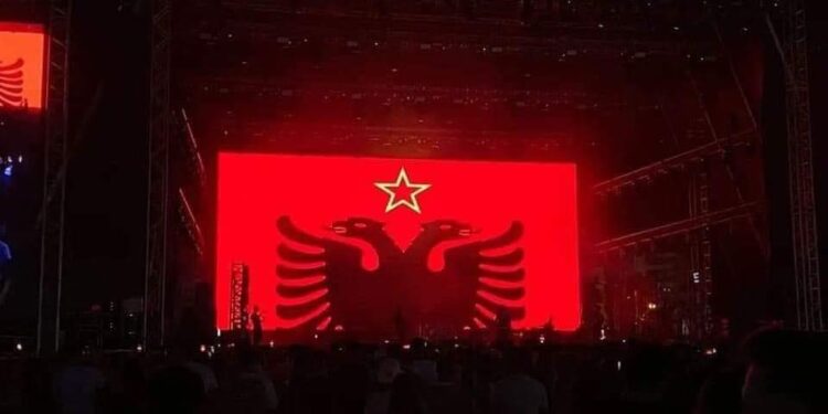 Flamuri me yllin komunist në “Sunny Hill”/Opozita: Është për të ardhur keq! Veliaj: Kënga, satirë ndaj regjimit