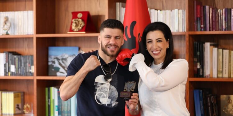 Kushi mirëpret boksierin Florian Marku para sfidës së madhe të 25 gushtit në “Air Albania”