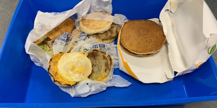 Gjobitet me 1874 dollarë, i gjetën dy McMuffin të padeklaruara në bagazh