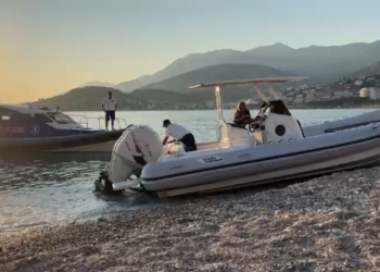 U përplas me gomone nga shefi i policisë, sot protestë në Tiranë