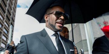 Shtohen dëshmitë shokuese nga gjyqi i R. Kelly-t: Kontaktet e ‘pahijshme’ filluan që kur isha 13 vjeç