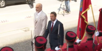 Kryeministri i Luksemburgut zgjatet në majë të gishtave gjatë fotos zyrtare me Ramën