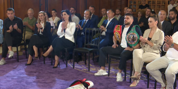 “Suksesi është kuqezi”, Rama i dorëzon Florian Markut medaljen “Ylli i Madh i Mirënjohjes”