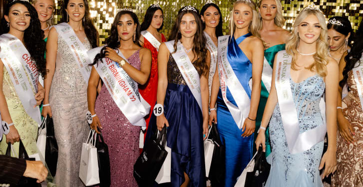 Finalistja e Miss Anglisë, e para në historinë e konkursit që konkurron e pa grimuar