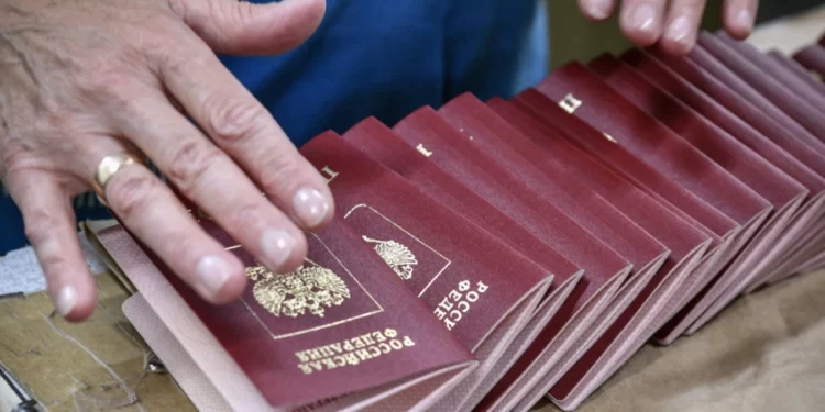 Rusia pezullon lëshimin e pasaportave biometrike