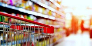 Foshnja rrëmbehet nga një i panjohur, kur e ëma po merrte ushqim në supermarket (VIDEO)