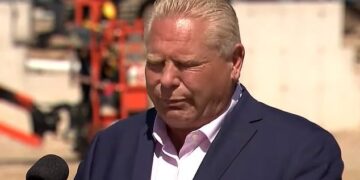 Moment i sikletshëm, politikanit i hyn bleta në gojë gjatë konferencës (VIDEO)