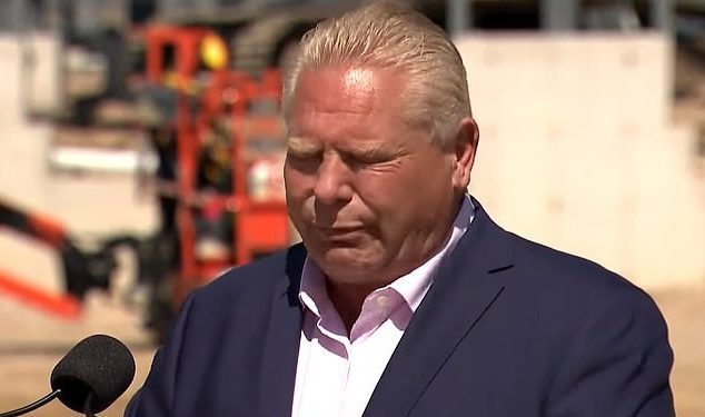 Moment i sikletshëm, politikanit i hyn bleta në gojë gjatë konferencës (VIDEO)