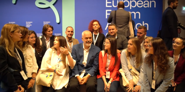 Rama këndon “xhamadani vija vija” me të rinjtë në Austri (VIDEO)