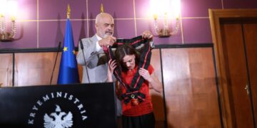 “Shpërthimi çmendurak mori dhenë”, Rama u’a kthen kritikëve për pritjen e Luiza Gegës