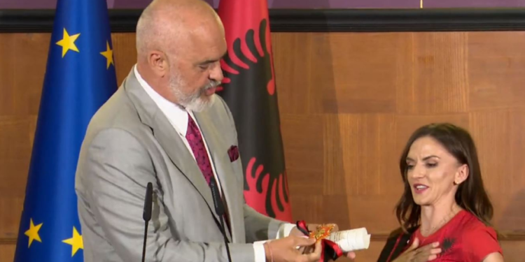 Rama nuk përmbahet gjatë ceremonisë së nderimit të Luiza Gegës: Cinikë dhe tallje trapistë