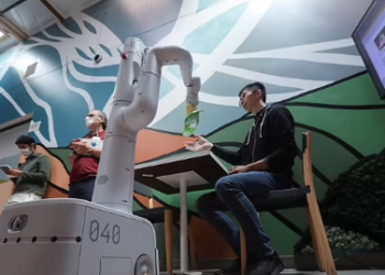 Njihuni me robotin kamerier që mund të marrë pije dhe të pastrojë (VIDEO)