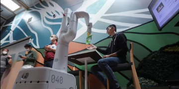 Njihuni me robotin kamerier që mund të marrë pije dhe të pastrojë (VIDEO)