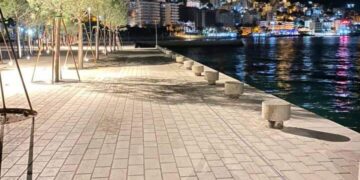 Turistja italiane humb ndjenjat në shëtitore, kryebashkiaku i Sarandës i jep ndihmën e parë