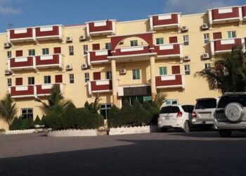 Militantët e al-Shabab vr*sin 10 persona në një hotel në Somali