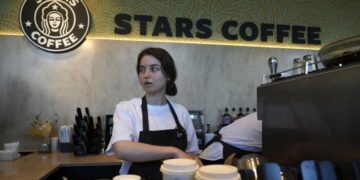 “Starbucks” u largua nga Rusia, ja kush e zevendëson gjigantin e kafesë