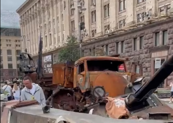 Atraksioni më i fundit turistik i Kievit! Kryeqyteti shndërrohet në një muze i tankeve ruse të djegura