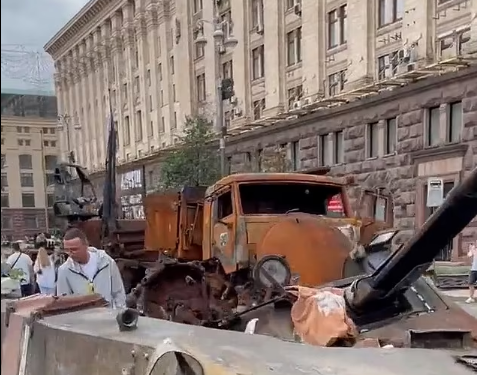 Atraksioni më i fundit turistik i Kievit! Kryeqyteti shndërrohet në një muze i tankeve ruse të djegura